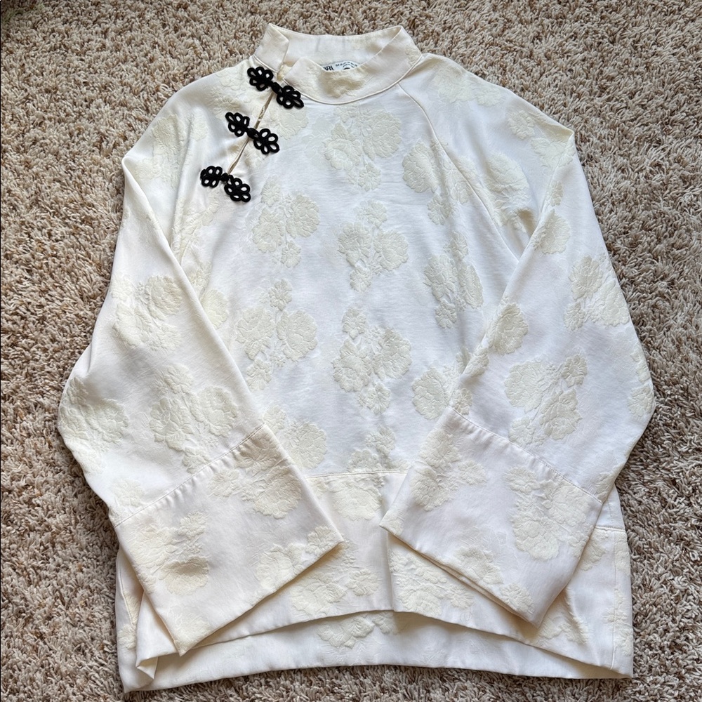 Zara Cream Blouse with Black Accents - Picture 3 of 10